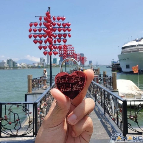 Hình Ảnh Cầu Tình Yêu Đà Nẵng: Bộ Sưu Tập Đầy Đủ Cho Các Cặp Đôi Yêu Du Lịch (2026) Hình Ảnh Cầu Tình Yêu Đà Nẵng: Bộ Sưu Tập Đầy Đủ Cho Các Cặp Đôi Yêu Du Lịch (2026)