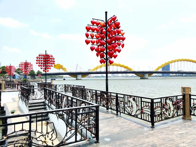 Hình Ảnh Cầu Tình Yêu Đà Nẵng: Bộ Sưu Tập Đầy Đủ Cho Các Cặp Đôi Yêu Du Lịch (2026) Hình Ảnh Cầu Tình Yêu Đà Nẵng: Bộ Sưu Tập Đầy Đủ Cho Các Cặp Đôi Yêu Du Lịch (2026)