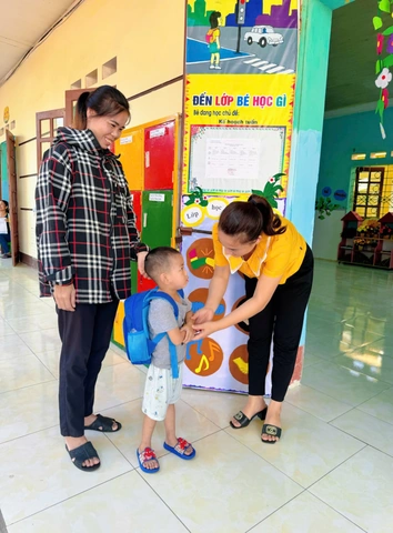 Cách Chụp & Chia Sẻ “hình Ảnh Cô Đón Trẻ Vào Lớp” Chuẩn Seo Cho Phụ Huynh Và Giáo Viên