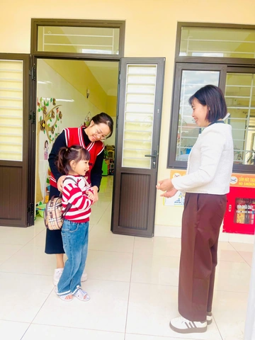 Cách Chụp & Chia Sẻ “hình Ảnh Cô Đón Trẻ Vào Lớp” Chuẩn Seo Cho Phụ Huynh Và Giáo Viên