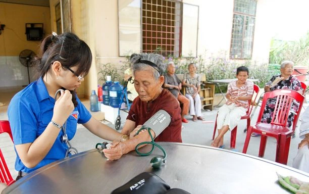Xem Hình Ảnh Cụ Già Neo Đơn: Bộ Sưu Tập Cảm Động Dành Cho Người Quan Tâm Xã Hội