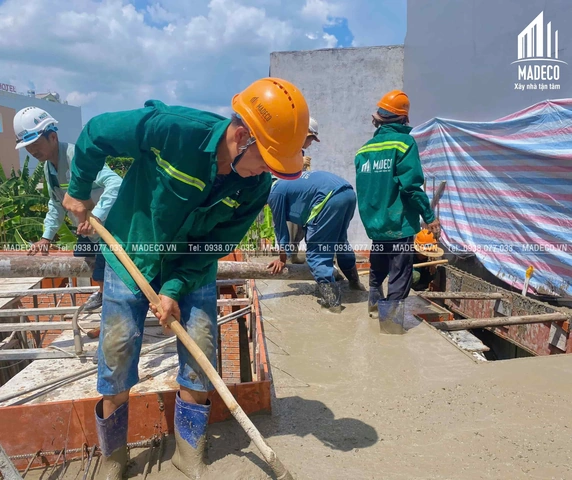 Hình Ảnh Đổ Bê Tông Sàn: Hướng Dẫn Chi Tiết, Lưu Ý Kỹ Thuật & Tham Khảo Thực Tiễn Cho Nhà Thầu Và Chủ Đầu Tư Hình Ảnh Đổ Bê Tông Sàn: Hướng Dẫn Chi Tiết, Lưu Ý Kỹ Thuật & Tham Khảo Thực Tiễn Cho Nhà Thầu Và Chủ Đầu Tư