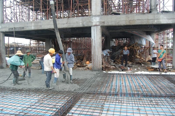 Hình Ảnh Đổ Bê Tông Sàn: Hướng Dẫn Chi Tiết, Lưu Ý Kỹ Thuật & Tham Khảo Thực Tiễn Cho Nhà Thầu Và Chủ Đầu Tư Hình Ảnh Đổ Bê Tông Sàn: Hướng Dẫn Chi Tiết, Lưu Ý Kỹ Thuật & Tham Khảo Thực Tiễn Cho Nhà Thầu Và Chủ Đầu Tư