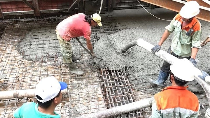 Hình Ảnh Đổ Bê Tông Sàn: Hướng Dẫn Chi Tiết, Lưu Ý Kỹ Thuật & Tham Khảo Thực Tiễn Cho Nhà Thầu Và Chủ Đầu Tư Hình Ảnh Đổ Bê Tông Sàn: Hướng Dẫn Chi Tiết, Lưu Ý Kỹ Thuật & Tham Khảo Thực Tiễn Cho Nhà Thầu Và Chủ Đầu Tư