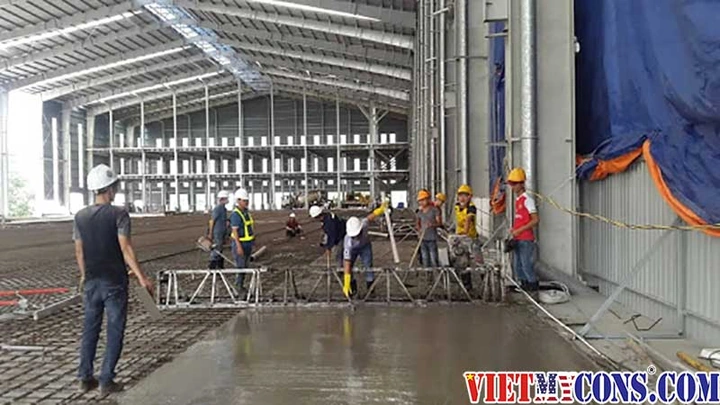 Hình Ảnh Đổ Bê Tông Sàn: Hướng Dẫn Chi Tiết, Lưu Ý Kỹ Thuật & Tham Khảo Thực Tiễn Cho Nhà Thầu Và Chủ Đầu Tư Hình Ảnh Đổ Bê Tông Sàn: Hướng Dẫn Chi Tiết, Lưu Ý Kỹ Thuật & Tham Khảo Thực Tiễn Cho Nhà Thầu Và Chủ Đầu Tư