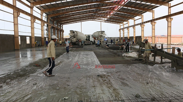 Hình Ảnh Đổ Bê Tông Sàn: Hướng Dẫn Chi Tiết, Lưu Ý Kỹ Thuật & Tham Khảo Thực Tiễn Cho Nhà Thầu Và Chủ Đầu Tư Hình Ảnh Đổ Bê Tông Sàn: Hướng Dẫn Chi Tiết, Lưu Ý Kỹ Thuật & Tham Khảo Thực Tiễn Cho Nhà Thầu Và Chủ Đầu Tư