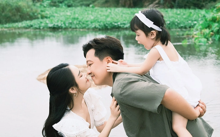 Bộ Sưu Tập Hình Ảnh Gia Đình Trường Giang – Những Khoảnh Khắc Hạnh Phúc Dành Cho Fan Yêu Thích