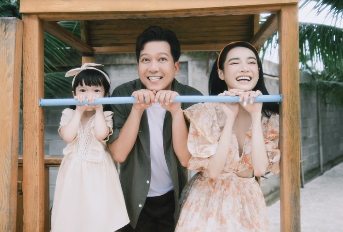 Bộ Sưu Tập Hình Ảnh Gia Đình Trường Giang – Những Khoảnh Khắc Hạnh Phúc Dành Cho Fan Yêu Thích