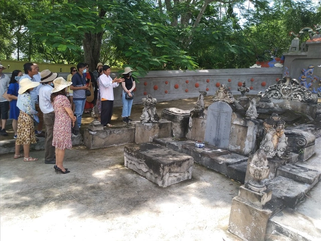 Hình Ảnh “giếng Nước Gốc Đa”: Ý Nghĩa Ẩn Dụ, Nguồn Gốc Lịch Sử Và Cách Sử Dụng Trong Văn Học, Giáo Dục Và Thiết Kế