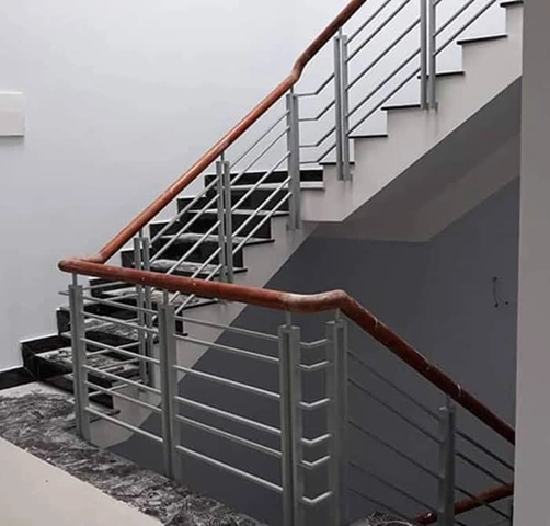 Hình Ảnh Lan Can Cầu Thang Sắt: 100+ Mẫu Đẹp, Giá Thành, Và Cách Lựa Chọn Cho Ngôi Nhà Hiện Đại Hình Ảnh Lan Can Cầu Thang Sắt: 100+ Mẫu Đẹp, Giá Thành, Và Cách Lựa Chọn Cho Ngôi Nhà Hiện Đại