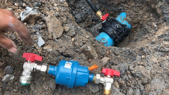 Hình Ảnh Lắp Đặt Đồng Hồ Nước: Hướng Dẫn Chi Tiết & 3 Bước Đảm Bảo An Toàn Cho Chủ Nhà Và Thợ Lắp Đặt Hình Ảnh Lắp Đặt Đồng Hồ Nước: Hướng Dẫn Chi Tiết & 3 Bước Đảm Bảo An Toàn Cho Chủ Nhà Và Thợ Lắp Đặt