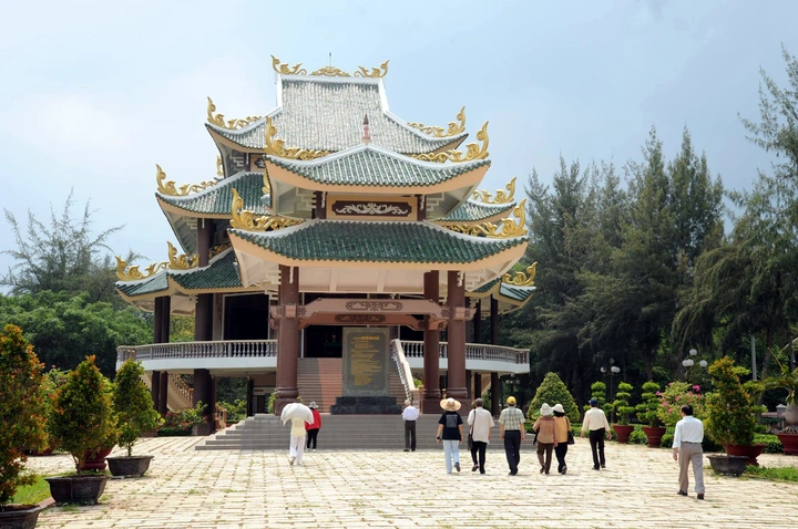 Hình Ảnh Mộ Nguyễn Đình Chiểu: Tất Cả Những Điều Bạn Cần Biết Khi Thăm Địa Điểm Lịch Sử Hình Ảnh Mộ Nguyễn Đình Chiểu: Tất Cả Những Điều Bạn Cần Biết Khi Thăm Địa Điểm Lịch Sử