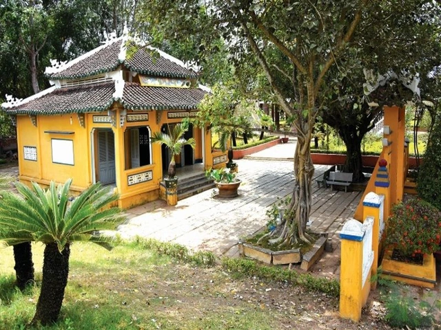 Hình Ảnh Mộ Nguyễn Đình Chiểu: Tất Cả Những Điều Bạn Cần Biết Khi Thăm Địa Điểm Lịch Sử Hình Ảnh Mộ Nguyễn Đình Chiểu: Tất Cả Những Điều Bạn Cần Biết Khi Thăm Địa Điểm Lịch Sử