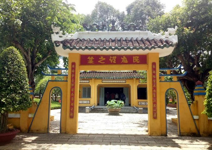 Hình Ảnh Mộ Nguyễn Đình Chiểu: Tất Cả Những Điều Bạn Cần Biết Khi Thăm Địa Điểm Lịch Sử Hình Ảnh Mộ Nguyễn Đình Chiểu: Tất Cả Những Điều Bạn Cần Biết Khi Thăm Địa Điểm Lịch Sử