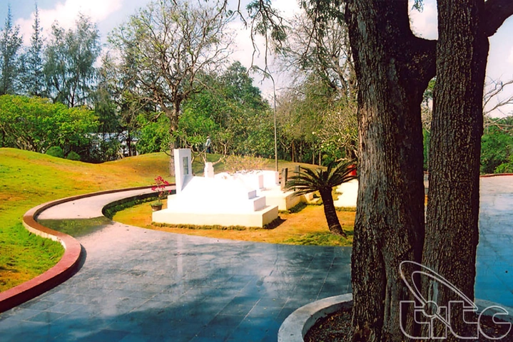 Hình Ảnh Mộ Nguyễn Đình Chiểu: Tất Cả Những Điều Bạn Cần Biết Khi Thăm Địa Điểm Lịch Sử Hình Ảnh Mộ Nguyễn Đình Chiểu: Tất Cả Những Điều Bạn Cần Biết Khi Thăm Địa Điểm Lịch Sử