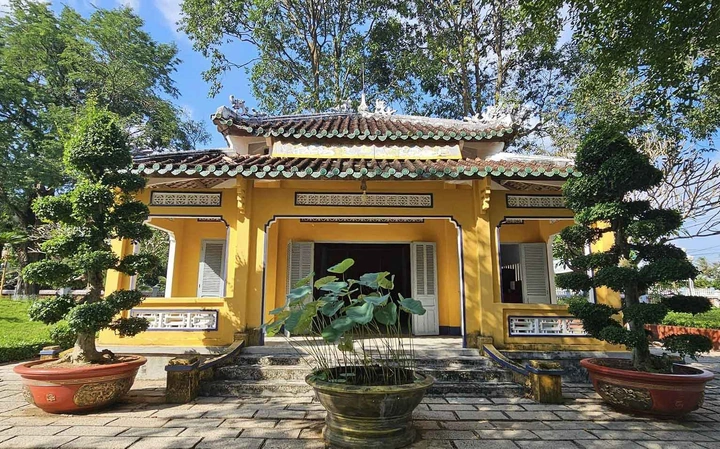 Hình Ảnh Mộ Nguyễn Đình Chiểu: Tất Cả Những Điều Bạn Cần Biết Khi Thăm Địa Điểm Lịch Sử Hình Ảnh Mộ Nguyễn Đình Chiểu: Tất Cả Những Điều Bạn Cần Biết Khi Thăm Địa Điểm Lịch Sử