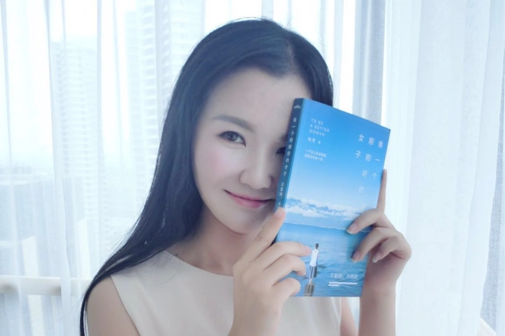 Hình Ảnh Nhà Văn Vãn Tình: Cẩm Nang Thị Giác, Phong Cách & Ảnh Đạo Độc Đáo Dành Cho Fan Truyện Cảm Hứng Hình Ảnh Nhà Văn Vãn Tình: Cẩm Nang Thị Giác, Phong Cách & Ảnh Đạo Độc Đáo Dành Cho Fan Truyện Cảm Hứng