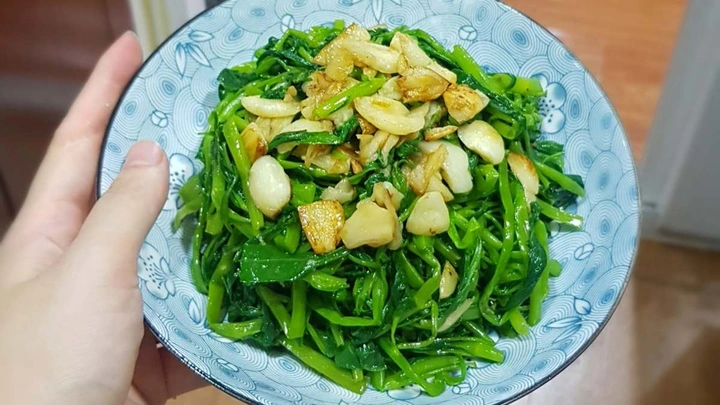 Xem Hình Ảnh Rau Muống Xào Tỏi Đẹp Mắt & Hướng Dẫn Cách Làm Giòn Ngon, Giữ Màu Xanh Xem Hình Ảnh Rau Muống Xào Tỏi Đẹp Mắt & Hướng Dẫn Cách Làm Giòn Ngon, Giữ Màu Xanh