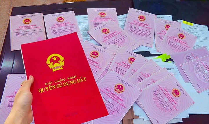 Hình Ảnh Sổ Đỏ Sổ Hồng Mới 2026: Cách Phân Biệt & Đọc Thông Tin Chính Xác Hình Ảnh Sổ Đỏ Sổ Hồng Mới 2026: Cách Phân Biệt & Đọc Thông Tin Chính Xác