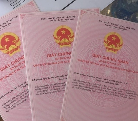 Hình Ảnh Sổ Đỏ Sổ Hồng Mới 2026: Cách Phân Biệt & Đọc Thông Tin Chính Xác Hình Ảnh Sổ Đỏ Sổ Hồng Mới 2026: Cách Phân Biệt & Đọc Thông Tin Chính Xác