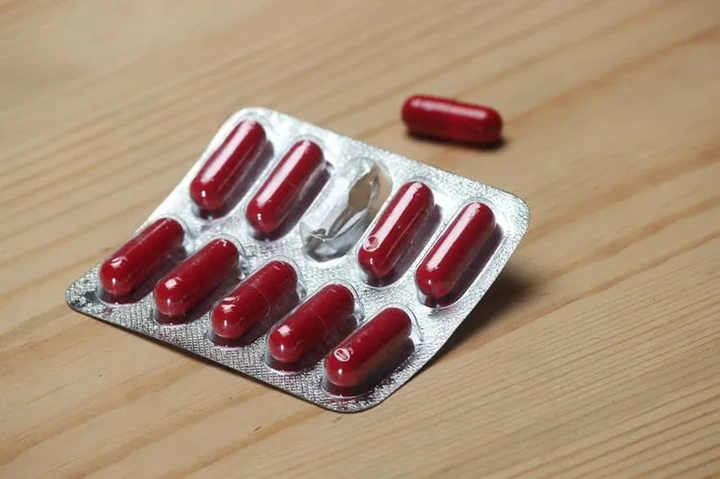 Xem Hình Ảnh Thuốc Nhộng Lao Đỏ (rifampicin) – Công Dụng, Tác Dụng Phụ & Lưu Ý Cho Người Bệnh Xem Hình Ảnh Thuốc Nhộng Lao Đỏ (rifampicin) – Công Dụng, Tác Dụng Phụ & Lưu Ý Cho Người Bệnh