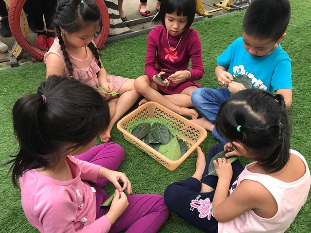 Hình Ảnh Trẻ Hoạt Động Ngoài Trời: Bộ Sưu Tập Đầy Đủ Cho Phụ Huynh & Giáo Viên Mầm Non Hình Ảnh Trẻ Hoạt Động Ngoài Trời: Bộ Sưu Tập Đầy Đủ Cho Phụ Huynh & Giáo Viên Mầm Non