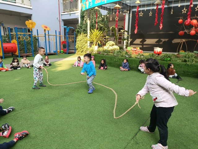 Hình Ảnh Trẻ Hoạt Động Ngoài Trời: Bộ Sưu Tập Đầy Đủ Cho Phụ Huynh & Giáo Viên Mầm Non Hình Ảnh Trẻ Hoạt Động Ngoài Trời: Bộ Sưu Tập Đầy Đủ Cho Phụ Huynh & Giáo Viên Mầm Non