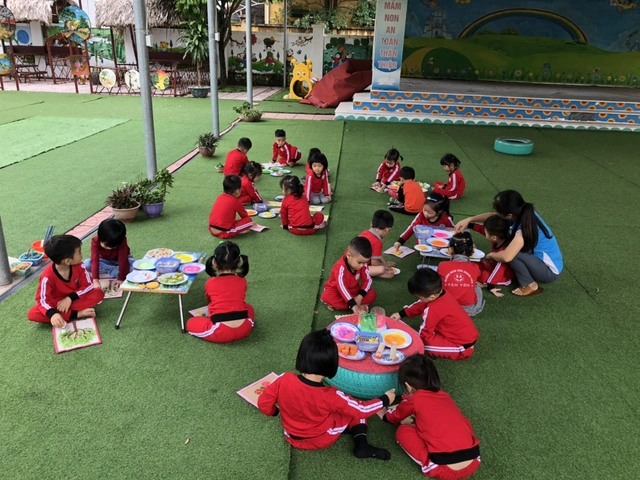 Hình Ảnh Trẻ Hoạt Động Ngoài Trời: Bộ Sưu Tập Đầy Đủ Cho Phụ Huynh & Giáo Viên Mầm Non Hình Ảnh Trẻ Hoạt Động Ngoài Trời: Bộ Sưu Tập Đầy Đủ Cho Phụ Huynh & Giáo Viên Mầm Non