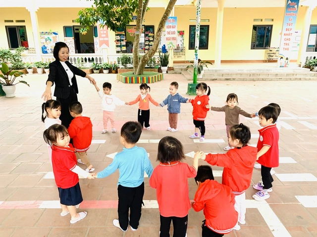 Hình Ảnh Trẻ Hoạt Động Ngoài Trời: Bộ Sưu Tập Đầy Đủ Cho Phụ Huynh & Giáo Viên Mầm Non Hình Ảnh Trẻ Hoạt Động Ngoài Trời: Bộ Sưu Tập Đầy Đủ Cho Phụ Huynh & Giáo Viên Mầm Non