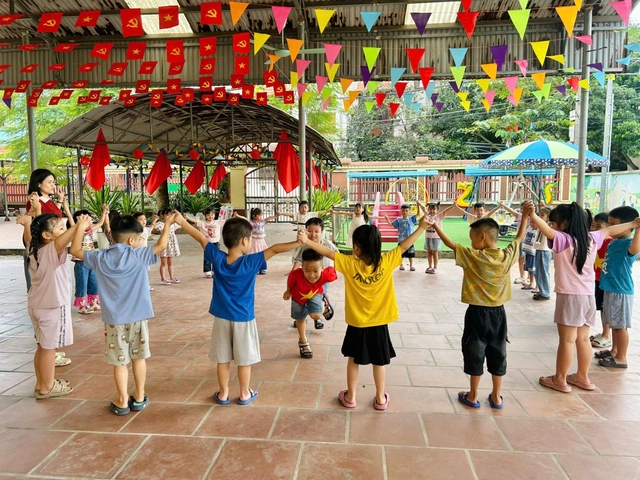 Hình Ảnh Trẻ Hoạt Động Ngoài Trời: Bộ Sưu Tập Đầy Đủ Cho Phụ Huynh & Giáo Viên Mầm Non Hình Ảnh Trẻ Hoạt Động Ngoài Trời: Bộ Sưu Tập Đầy Đủ Cho Phụ Huynh & Giáo Viên Mầm Non