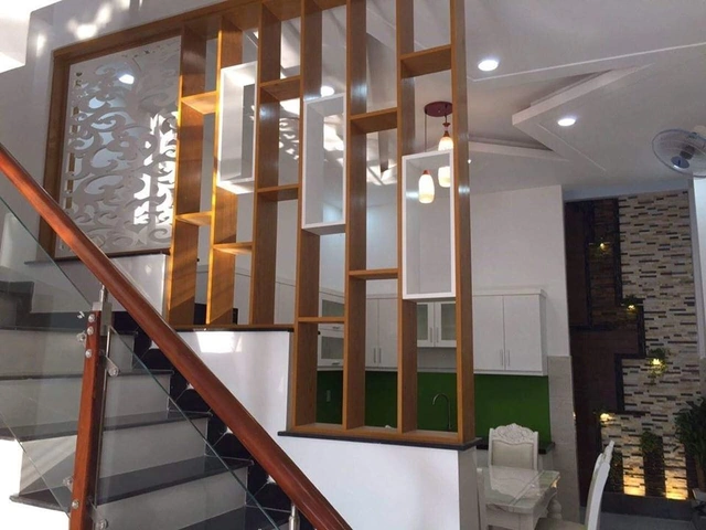 Tổng Hợp 99+ Hình Ảnh Vách Ngăn Cầu Thang Đẹp, Hiện Đại Xu Hướng 2026 – Mẫu Vách Gỗ, Kính, Cnc & Nhựa