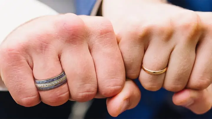 Hướng Dẫn Chụp Hình Đeo Nhẫn Cưới Đẹp: Đeo Tay Nào, Tạo Dáng Ra Sao? Hướng Dẫn Chụp Hình Đeo Nhẫn Cưới Đẹp: Đeo Tay Nào, Tạo Dáng Ra Sao?