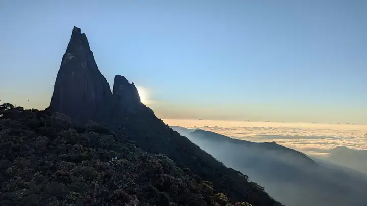 Hòn Vọng Phu Nha Trang: Hướng Dẫn Đến Đỉnh, Đường Trekking & Những Điều Cần Biết