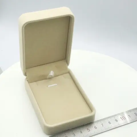 Hướng Dẫn Chọn Hộp Nhung Đựng Dây Chuyền Chuẩn Chất – Đánh Giá, Mẫu Mã Và Giá Tham Khảo Hướng Dẫn Chọn Hộp Nhung Đựng Dây Chuyền Chuẩn Chất – Đánh Giá, Mẫu Mã Và Giá Tham Khảo