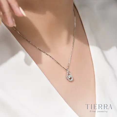 Cách Chọn Mặt Dây Chuyền Phù Hợp Với Từng Khuôn Mặt – Bí Quyết Cho Nàng Tự Tin Cách Chọn Mặt Dây Chuyền Phù Hợp Với Từng Khuôn Mặt – Bí Quyết Cho Nàng Tự Tin