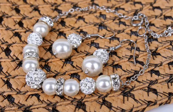 Mua Lắc Tay Hạt Châu: Hướng Dẫn Chọn Mẫu, Chất Liệu Và Địa Chỉ Uy Tín Mua Lắc Tay Hạt Châu: Hướng Dẫn Chọn Mẫu, Chất Liệu Và Địa Chỉ Uy Tín
