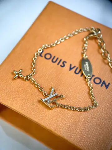 Cách Nhận Biết Lắc Tay Lv Authentic: Bí Quyết Kiểm Tra Chính Hãng Nhanh Chóng