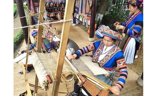 Khám Phá Làng Dệt Thổ Cẩm Lùng Tám: Hướng Dẫn Du Lịch, Lịch Sử Và Sản Phẩm Đặc Sắc Khám Phá Làng Dệt Thổ Cẩm Lùng Tám: Hướng Dẫn Du Lịch, Lịch Sử Và Sản Phẩm Đặc Sắc