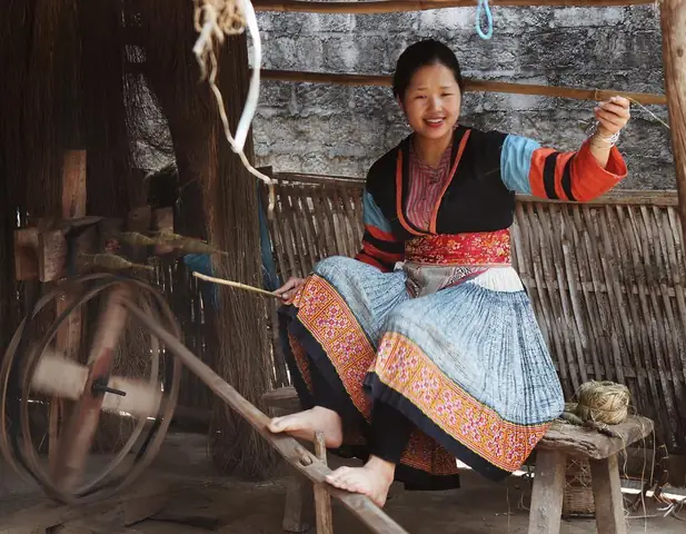 Khám Phá Làng Dệt Thổ Cẩm Lùng Tám: Hướng Dẫn Du Lịch, Lịch Sử Và Sản Phẩm Đặc Sắc Khám Phá Làng Dệt Thổ Cẩm Lùng Tám: Hướng Dẫn Du Lịch, Lịch Sử Và Sản Phẩm Đặc Sắc