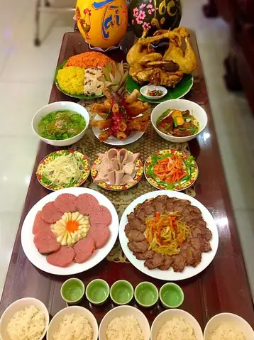 Mâm Cơm Cúng Chiều 30 Tết Gồm Những Gì? Hướng Dẫn Chuẩn Bị Đúng Phong Tục Cổ Truyền Mâm Cơm Cúng Chiều 30 Tết Gồm Những Gì? Hướng Dẫn Chuẩn Bị Đúng Phong Tục Cổ Truyền