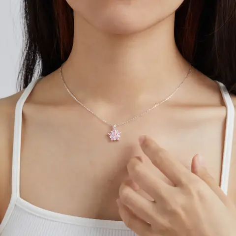 Mặt Dây Chuyền Charm: Cách Chọn Chất Liệu, Phong Cách Và Địa Chỉ Mua Uy Tín