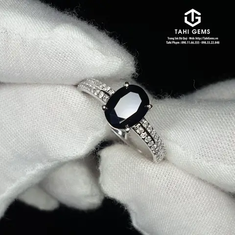 Khám Phá Mặt Nhẫn Sapphire Đen: Ý Nghĩa Phong Thủy Và Cách Chọn Mua Chuẩn Nhất Khám Phá Mặt Nhẫn Sapphire Đen: Ý Nghĩa Phong Thủy Và Cách Chọn Mua Chuẩn Nhất