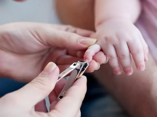 Mơ Thấy Cắt Móng Tay Cho Người Khác: Giải Mã Ý Nghĩa, Điềm Báo Và Con Số May Mắn