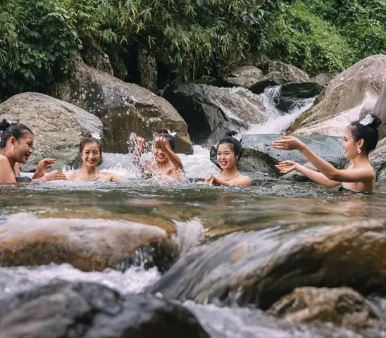 Mơ Thấy Đi Tắm Biển Đánh Số Gì? Giải Mã Giấc Mơ & Con Số May Mắn Cho Từng Tình Huống