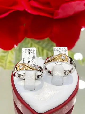 Mua Nhẫn Đính Hôn Ở Đâu? Kinh Nghiệm Chọn Nhẫn Cầu Hôn Đẹp, Giá Tốt Nhất 2026 Mua Nhẫn Đính Hôn Ở Đâu? Kinh Nghiệm Chọn Nhẫn Cầu Hôn Đẹp, Giá Tốt Nhất 2026