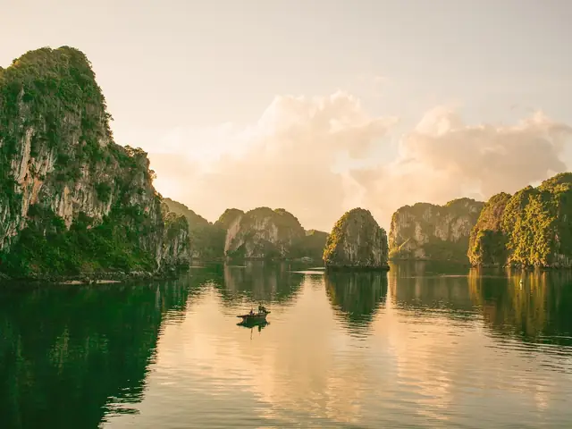 Mùa Thu Ở Vịnh Hạ Long: Điểm Đến Đẹp, Thời Tiết Lý Tưởng Và Gợi Ý Du Lịch Chi Tiết
