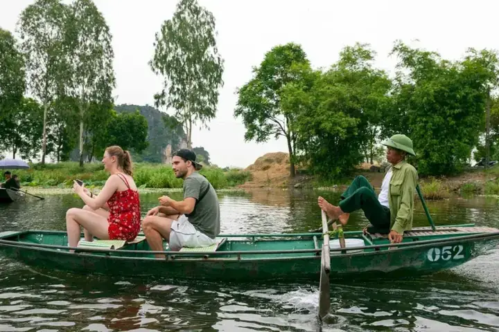 Giải Mã Giấc Mơ Đi Thuyền Trên Sông: Ý Nghĩa, Điềm Báo Và Con Số May Mắn