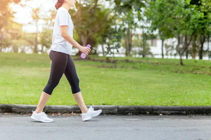 Giải Mã Giấc Mơ Thấy Mình Đi Bộ Xuống Dốc: Ý Nghĩa, Dự Báo Và Con Số May Mắn