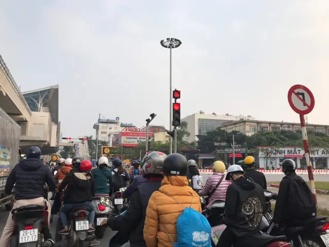 Hướng Dẫn Chi Tiết Cách Di Chuyển An Toàn Tại Ngã Tư Hồ Tùng Mậu - Phạm Hùng - Xuân Thủy Hướng Dẫn Chi Tiết Cách Di Chuyển An Toàn Tại Ngã Tư Hồ Tùng Mậu - Phạm Hùng - Xuân Thủy