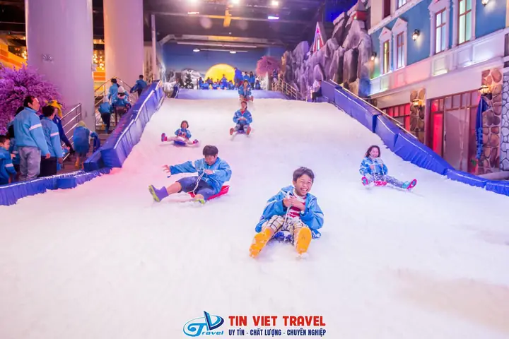 Nhà Tuyết Tân Phú: Địa Chỉ, Giờ Mở Cửa, Giá Vé & Cách Đặt Chỗ Nhanh Chóng Nhà Tuyết Tân Phú: Địa Chỉ, Giờ Mở Cửa, Giá Vé & Cách Đặt Chỗ Nhanh Chóng